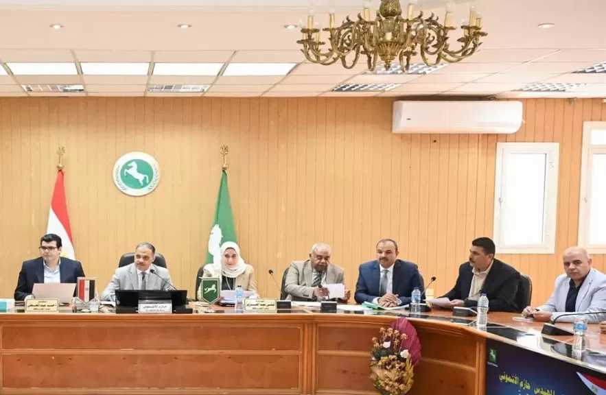 محافظ الشرقية يقرر توفير 10 فرص عمل وإعانات عاجلة للمواطنين