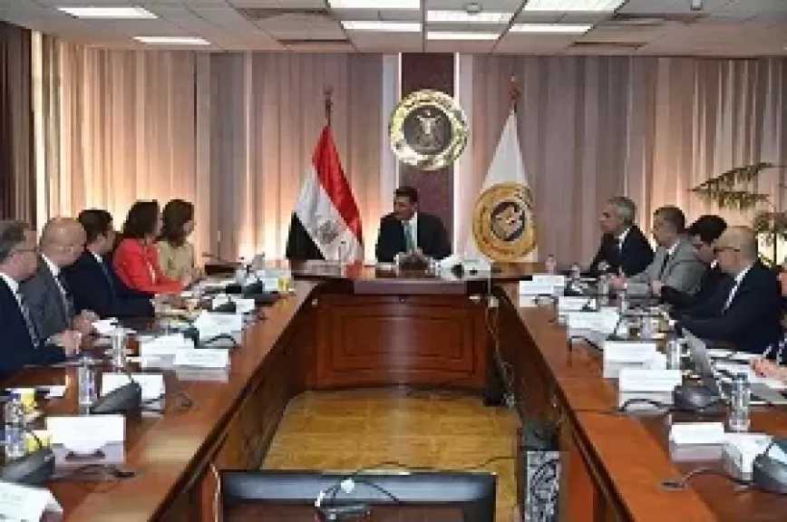 وزير الصناعة يبحث مع شركات جوروك التركية خطة المجموعة لإقامة مشروع صناعي في مصر لصناعة المنتجات الزجاجية