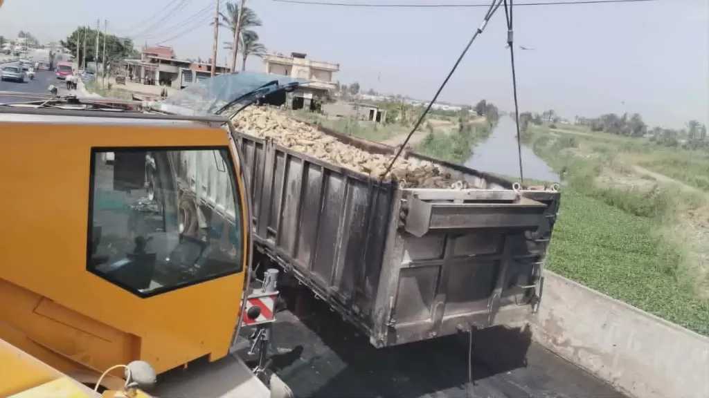 مصرع 3 أشخاص وإصابة آخر إثر تصادم واشتعال سيارة نقل محملة بالبنجر على الطريق الدولي الساحلي