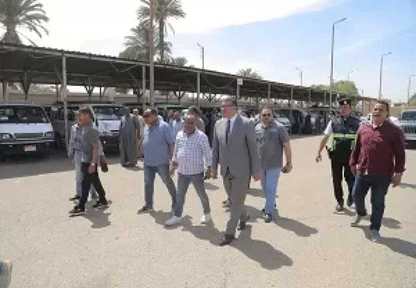 محافظ قنا يوجه بإلزام السرفيس باستكمال خطوط السير وتوفير «الطفطف» مجانًا لخدمة المواطنين