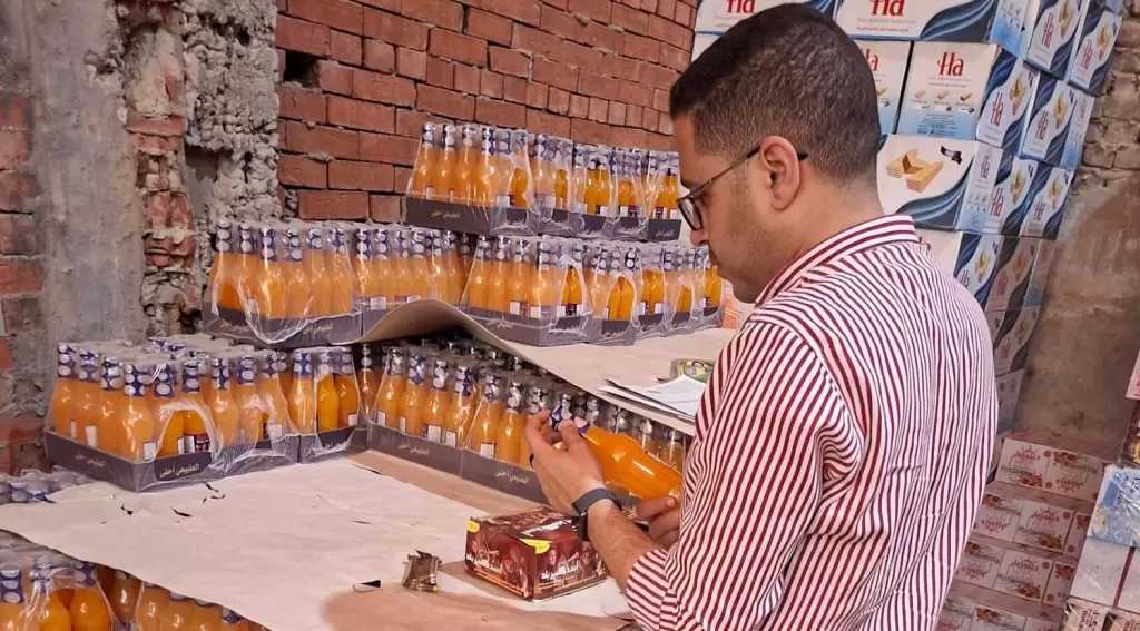 ضبط 2200 عبوة عصير ومياه غازية مغشوشة و4 أطنان دقيق مجهولة المصدر بالغربية
