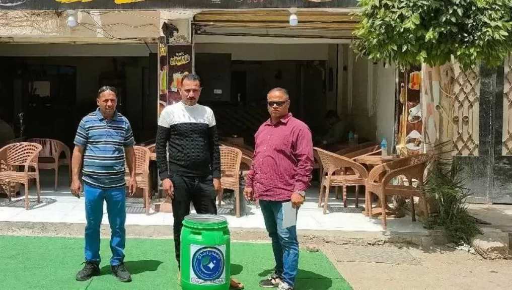 توزيع صناديق قمامة موحدة على المحلات التجارية بمدينة كفر الشيخ