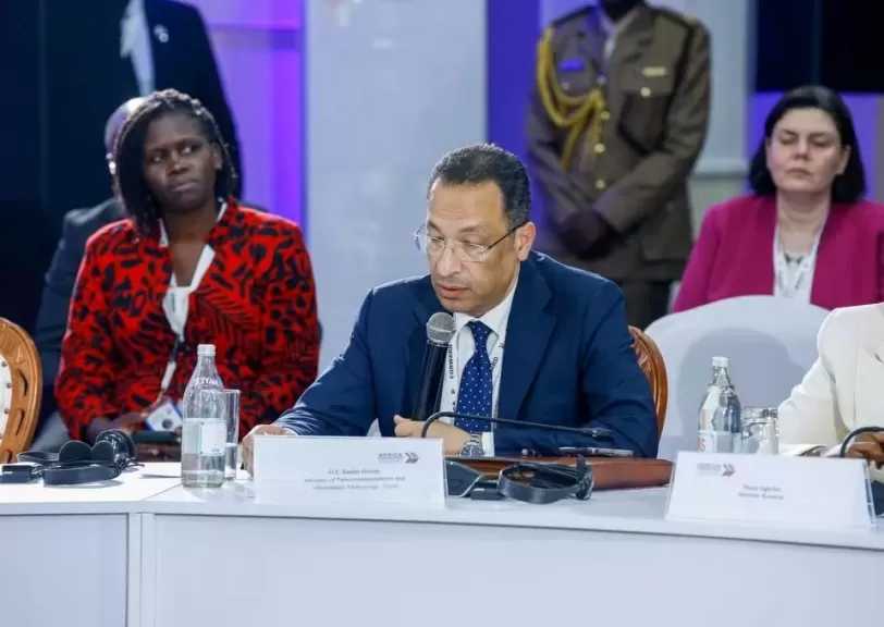 وزير الاتصالات يشارك في مائدة مستديرة حول الذكاء الاصطناعي والرقمنة
