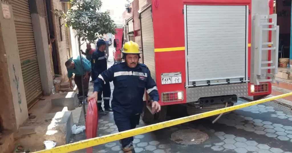 مهتز نفسيا يشعل النيران في محل ملابس ببولاق الدكرور