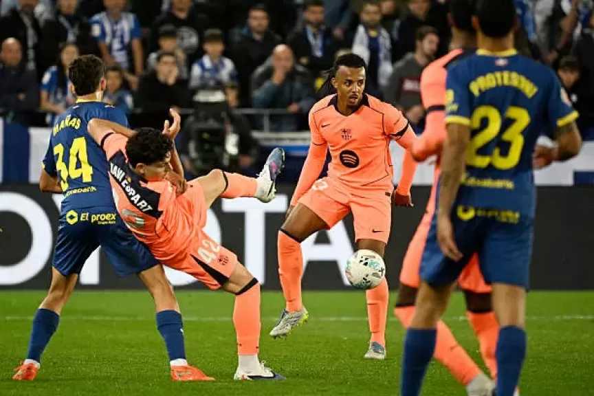 ألافيس يفوز على برشلونة ويحرمه من دوري الـ100 نقطة