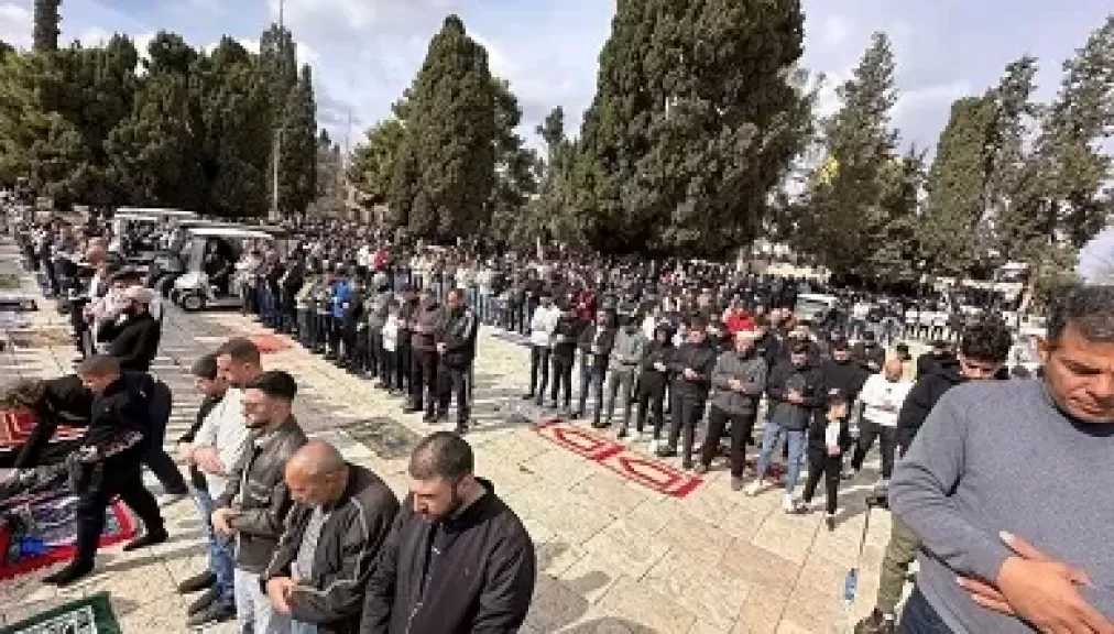 الاحتلال يفرض إجراءات عسكرية مشددة على الأقصى ويعتدي على المصلين