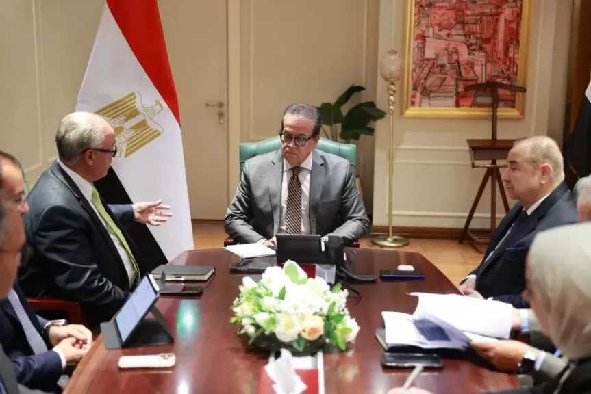 وزير الصحة يبحث مع رئيس غرفة صناعة الدواء تعزيز توطين صناعة الدواء ودعم الاكتفاء الذاتي