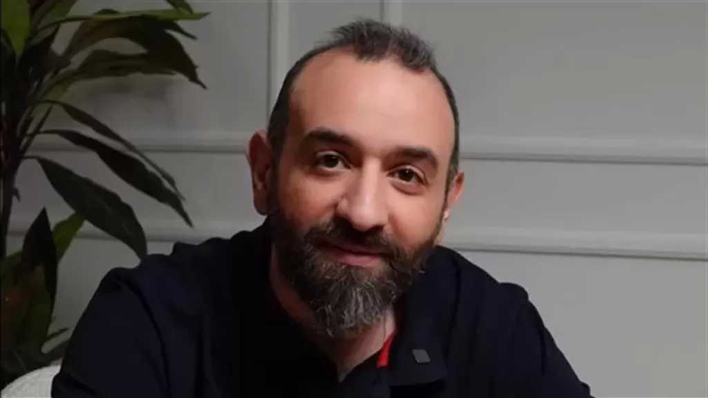 عمرو سلامة ينتقد بعض السلوكيات داخل قاعات السينما: الناس جاية تتكلم وترد على الموبايل