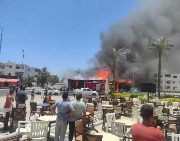 حريق هائل يلتهم كافيه بشارع النخيل في رأس البر