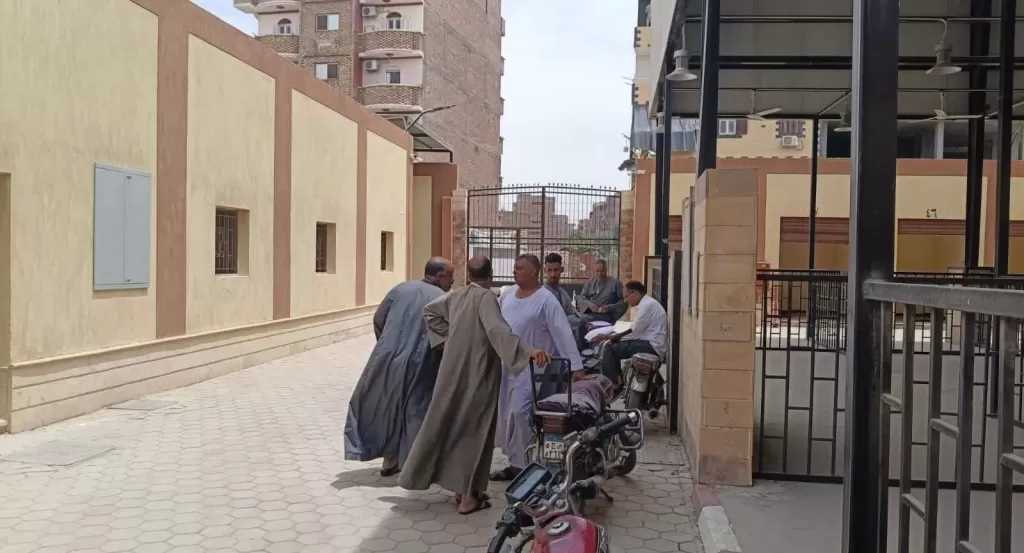 إقبال ملحوظ من الباعة الجائلين على السوق الحضاري بنجع حمادي