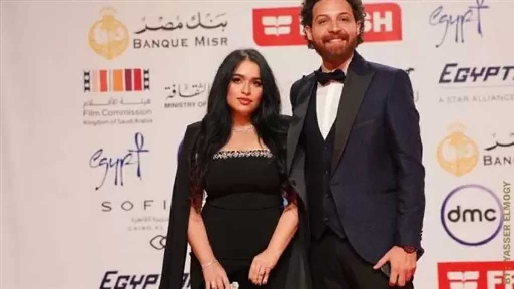 بعد أزمتها مع محمود حجازي.. رنا طارق تصل أمريكا لاستكمال علاج نجلها
