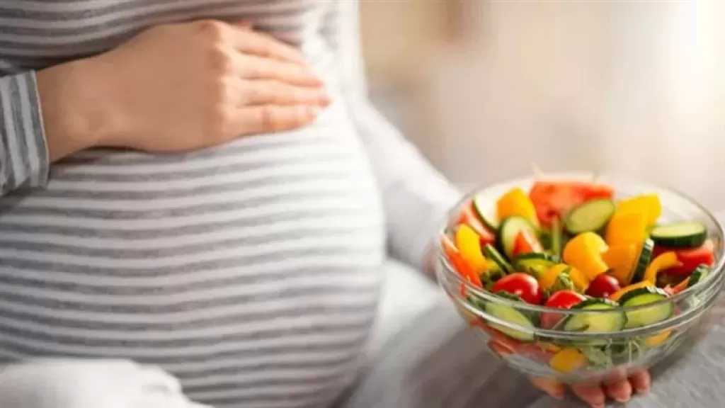 دراسة جديدة: ما تتناوله الأم أثناء الحمل قد يؤثر على تفضيلات طفلها الغذائية‬