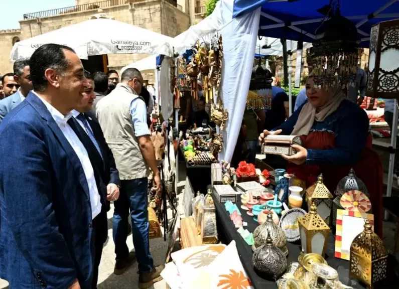 رئيس الوزراء يجري حوارا مع سائحة بشارع المعز.. والأخيرة تؤكد استماعها بالأجواء التراثية والطابع الحضاري