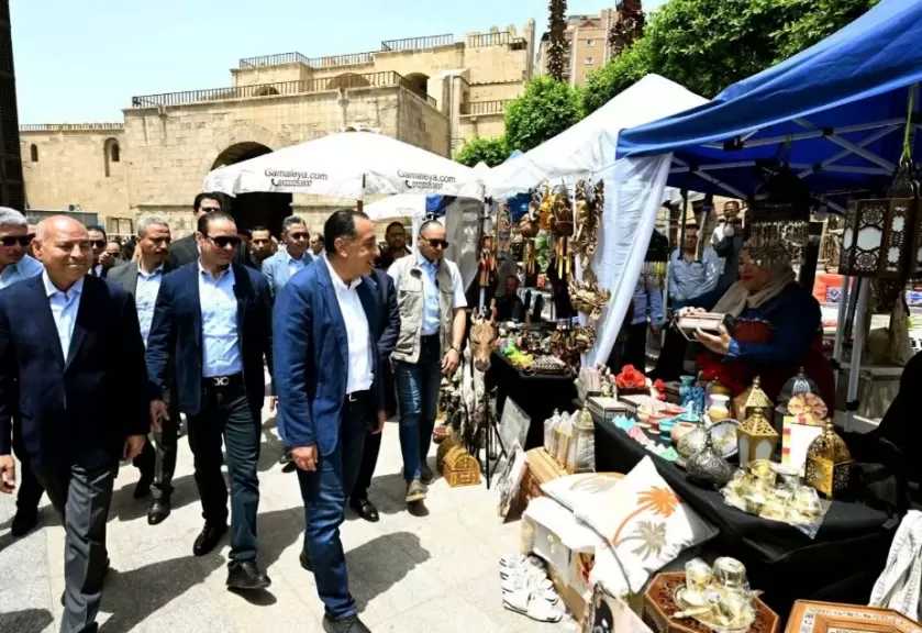 رئيس الوزراء يتفقد معرض الحرف التراثية بشارع المعز