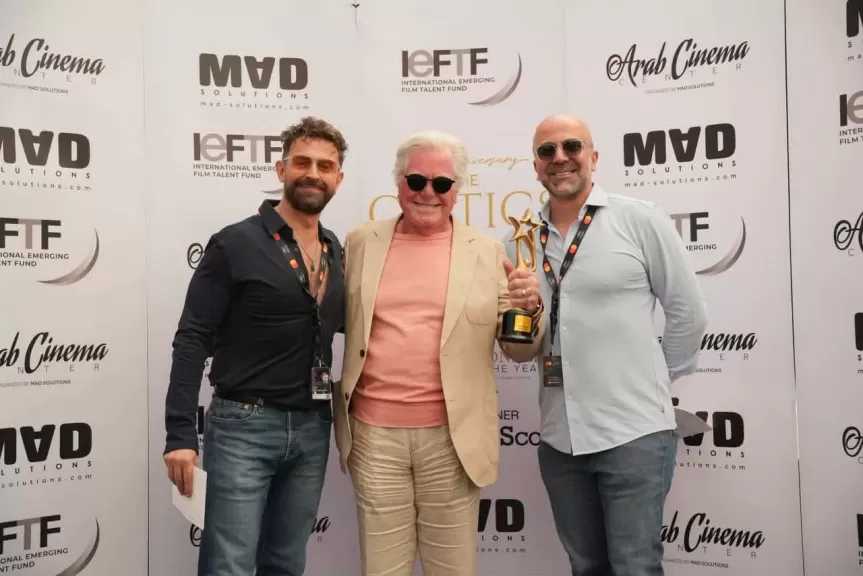 على هامش مهرجان كان.. حسين فهمي يتسلم جائزة شخصية العام السينمائية العربية