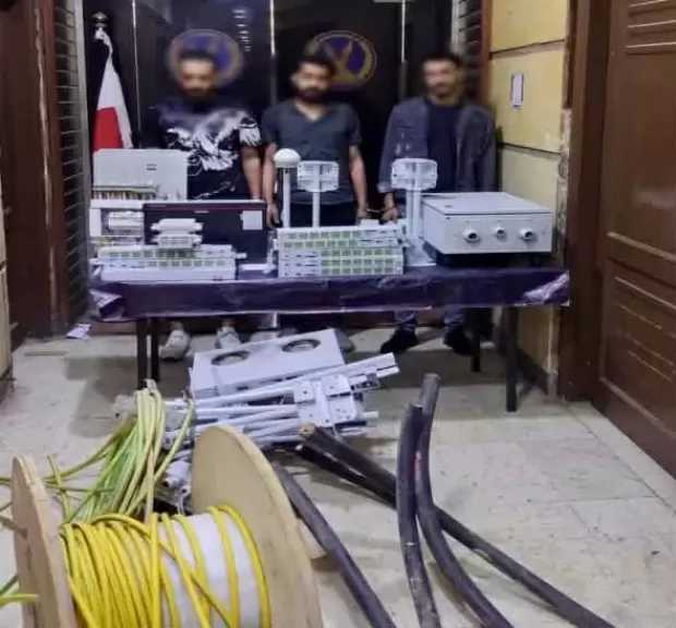 ضبط عصابة بالقاهرة تخصصت في سرقة محطات تقوية شبكات الهواتف المحمولة