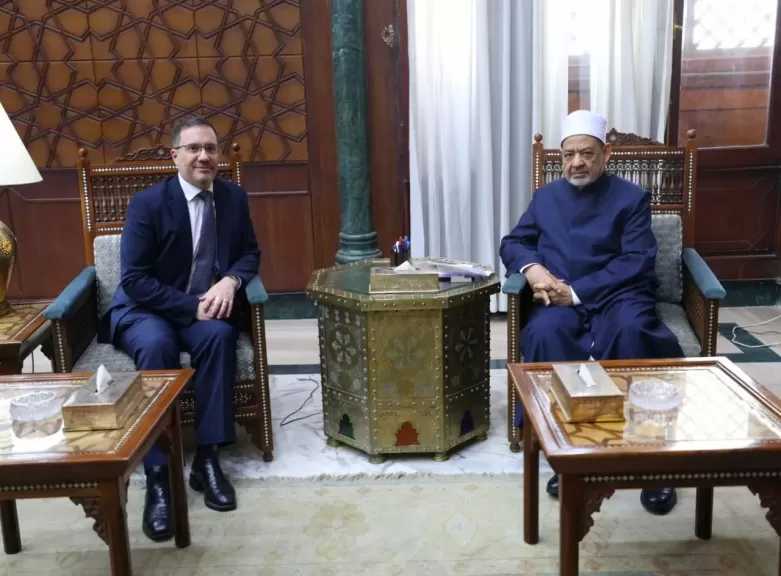 شيخ الأزهر يستقبل السفير البريطاني بالقاهرة ويبحثان سبل تعزيز التعاون المشترك