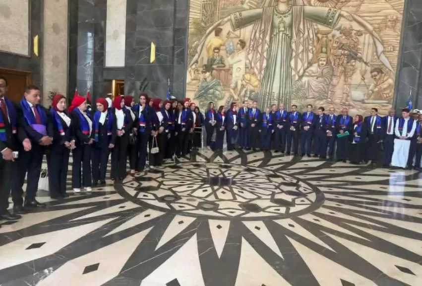 النواب يرتدون العلم المصري والليبي خلال استقبال عقيلة صالح