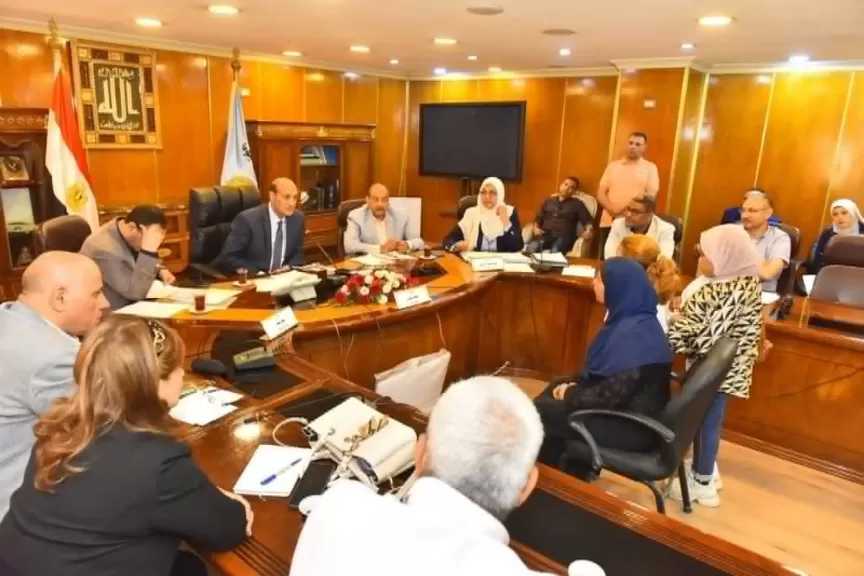 محافظ أسيوط يوجه بعلاج طفلين على نفقة الدولة ويمنح وحدة سكنية لأرملة خلال لقاء المواطنين