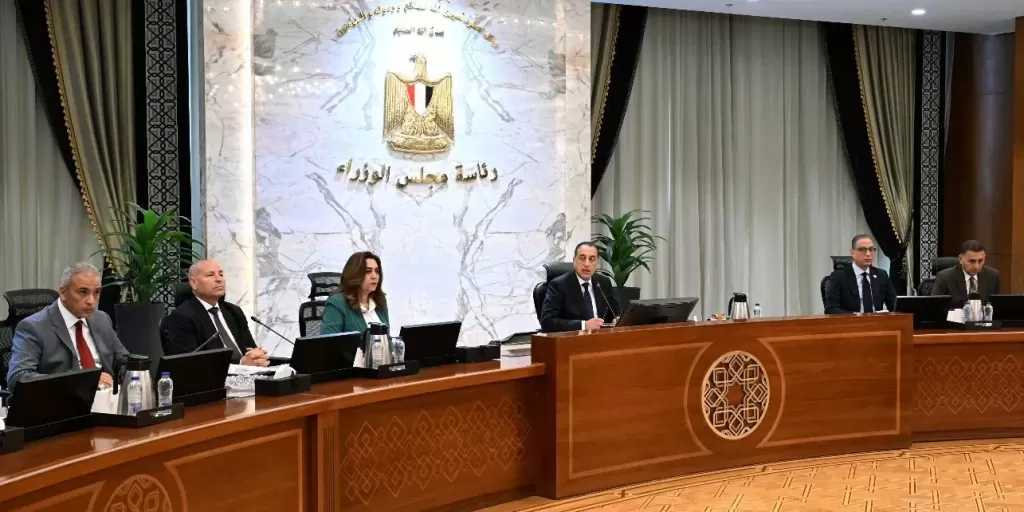 رئيس الحكومة يوجه المحافظين بإزالة التعديات على الأراضي الزراعية وأملاك الدولة