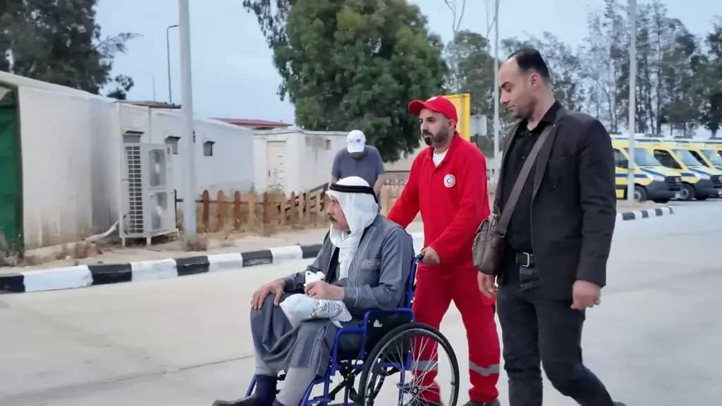 الهلال الأحمر يستقبل الدفعة الـ42 من المصابين الفلسطينيين
