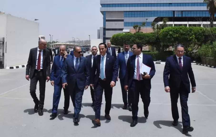 محمد عوض يتفقد فرع الهيئة العامة للاستثمار والمناطق الحرة بمدينة نصر لمتابعة سير العمل
