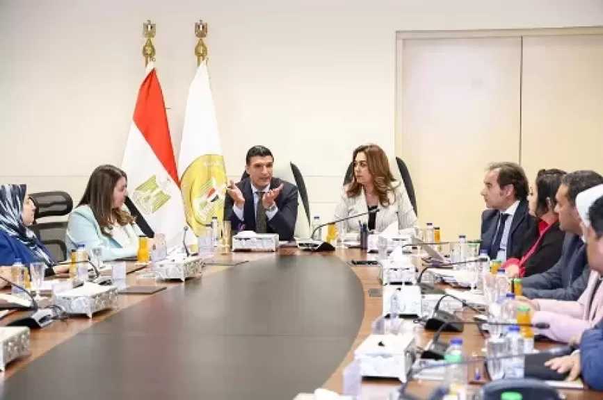 وزيرة التنمية المحلية والبيئة ووزير الصناعة يطلقان المنظومة الإلكترونية لسجل البيانات البيئية الموحدة