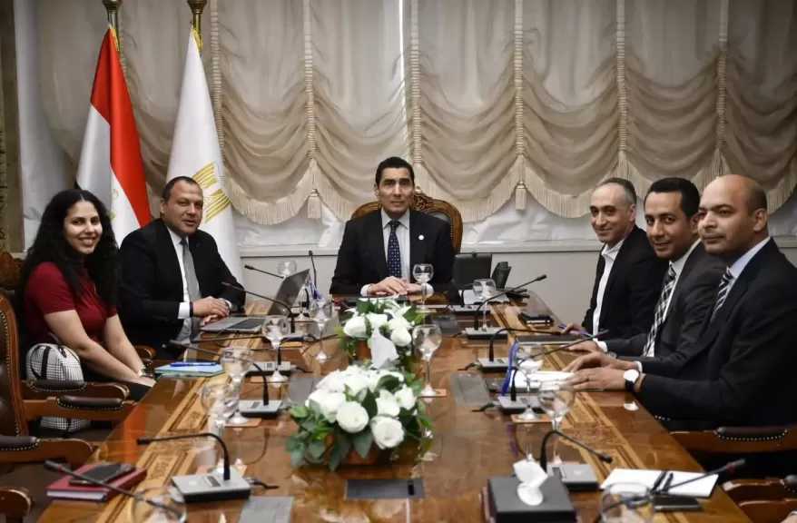 وزير الشباب والرياضة يلتقي رئيس مجلس إدارة شركة جي جلوبال لبحث دعم الأبطال الرياضيين والتسويق الرياضي
