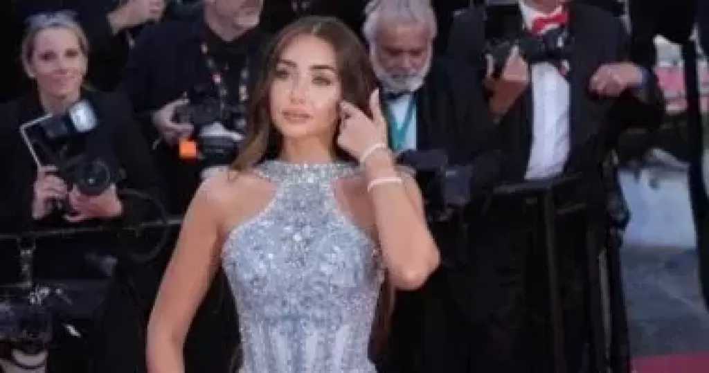 هنا الزاهد تخطف الأنظار بإطلالة زرقاء أنيقة فى مهرجان كان السينمائي