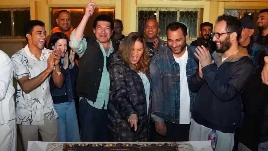 من بطولة يسرا.. صناع فيلم «بنات فاتن» يحتفلون بانتهاء التصوير وسط أجواء مبهجة
