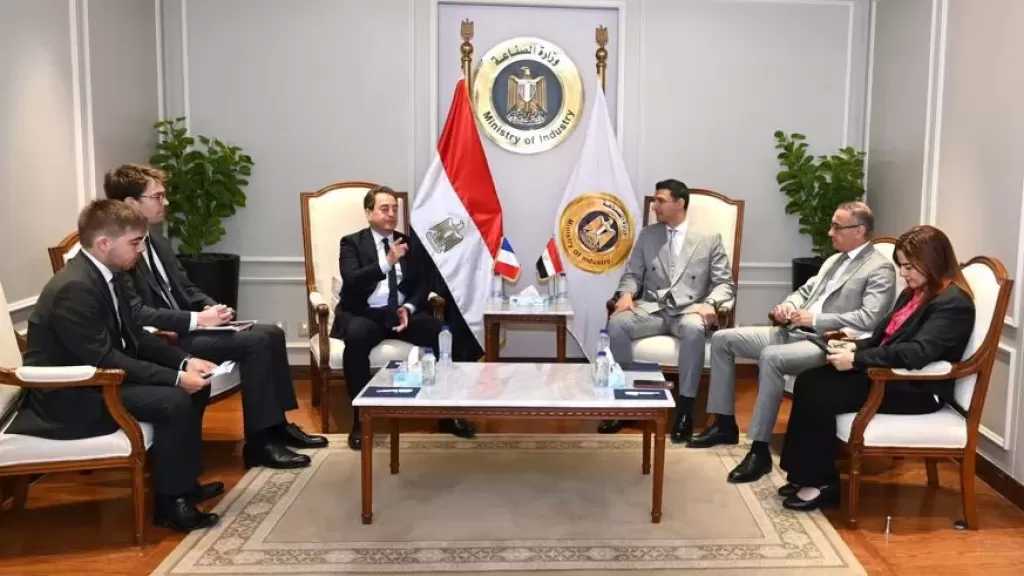 مصر وفرنسا تبحثان سبل تعزيز التعاون وبناء القدرات المحلية وتوطين الصناعة ونقل التكنولوجيا