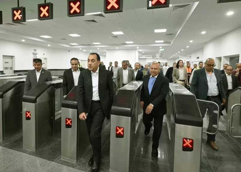 رئيس الوزراء يتفقد المرحلتين الأولى والثانية من مشروع مونوريل شرق النيل مستقلا أحد قطاراته