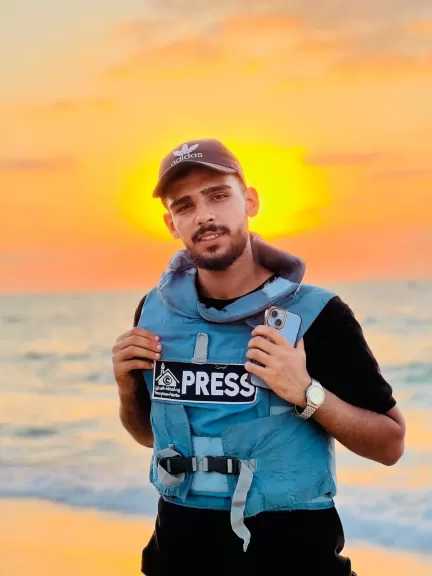 إصابة الصحفي الفلسطيني خالد ثائر أبو عطيوي جراء قصف إسرائيلي وسط غزة.. صور