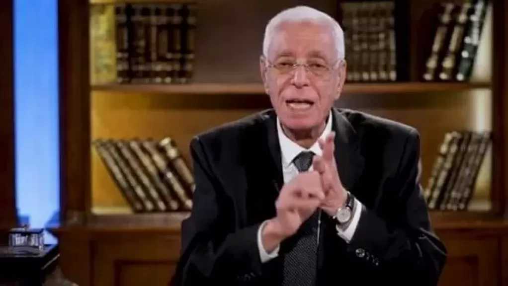 هل الصداع مع زغللة العين خطر؟.. حسام موافي يكشف مفاجأة