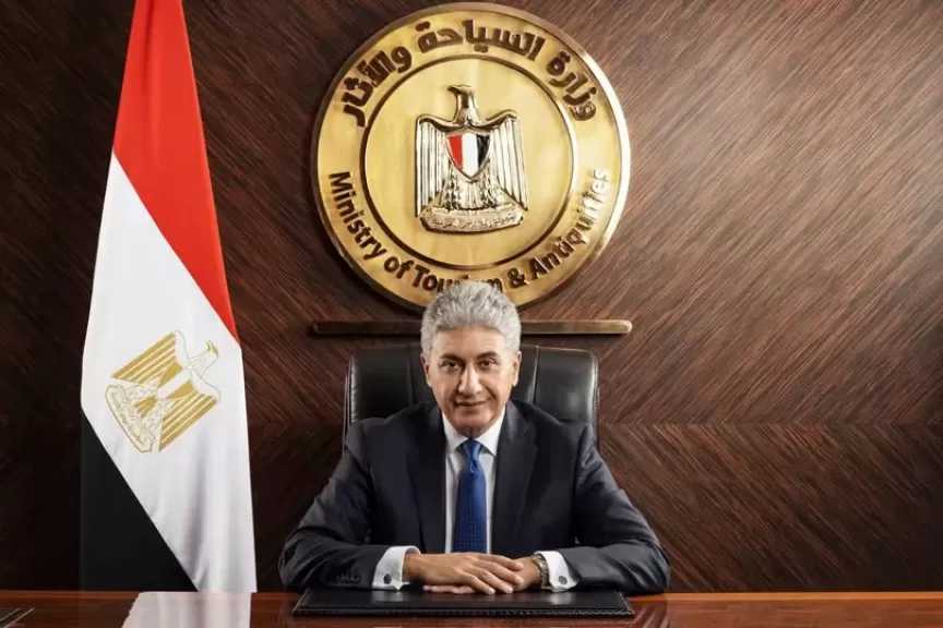 وزير السياحة يتابع استعدادات تصعيد حجاج السياحة إلى عرفات