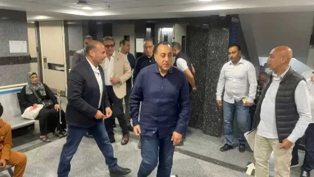 مدبولي لطالبات مدرسة ببولاق الدكرور: ”إيه رأيكم في المنصة؟ متخافوش من الوزير”