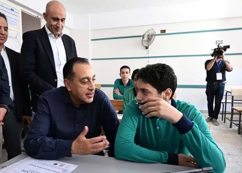 رئيس الوزراء يتفقد مجمع بولاق الدكرور التعليمى.. ويؤكد أهمية تدريس ما يتعلق بالبرمجة والذكاء