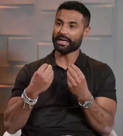 كريم فهمي يكشف موقفا مرعبا عاشه مع شقيقه أحمد في الطفولة: شوفنا عفريت وأخويا جري وراه