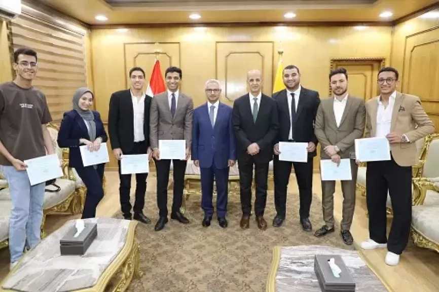 محافظ بني سويف يشهد تكريم طلاب كلية الحاسبات لتميزهم في برامج سيسكو الاحترافية