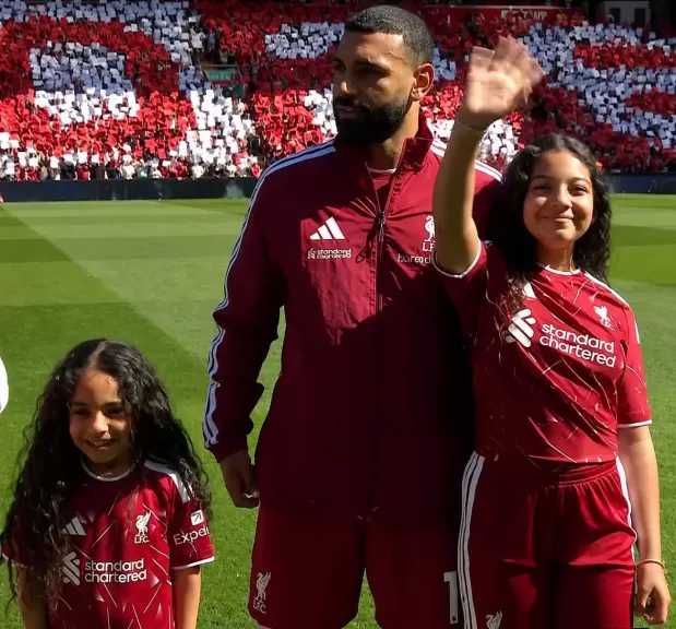 بحضور مكة وكيان.. جماهير ليفربول تحتفي بـ محمد صلاح في مباراة الوداع