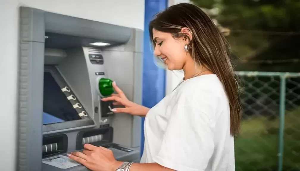 البنوك ترفع درجة الاستعداد قبل العيد.. تغذية ماكينات الـ ATM لضمان توافر النقدية خلال الإجازة