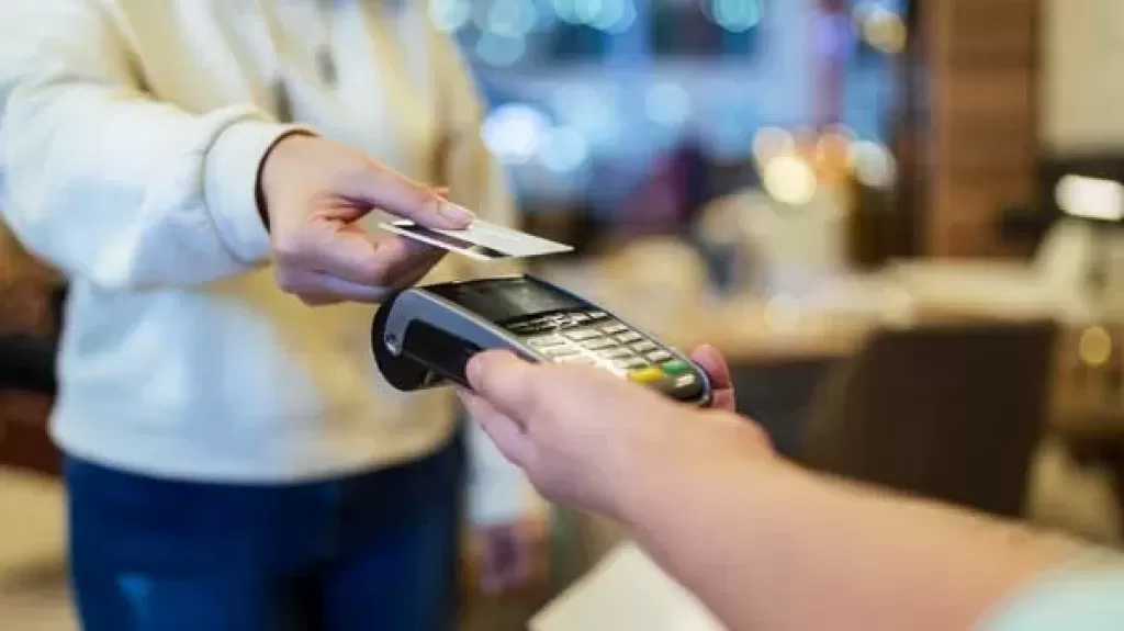 قبل السفر في العيد.. أهم النصائح لحماية بطاقاتك البنكية