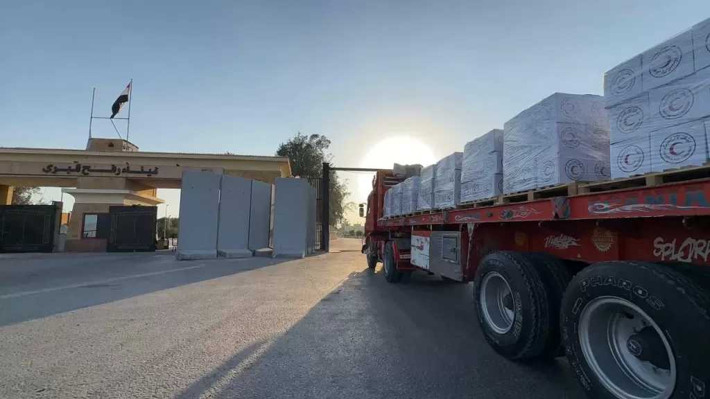 قافلة زاد العزة الـ203 تدخل إلى الفلسطينيين في قطاع غزة