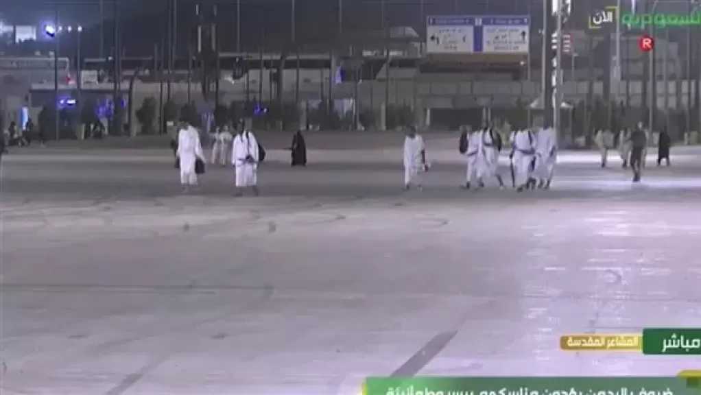حجاج بيت الله يتوافدون إلى صعيد عرفات