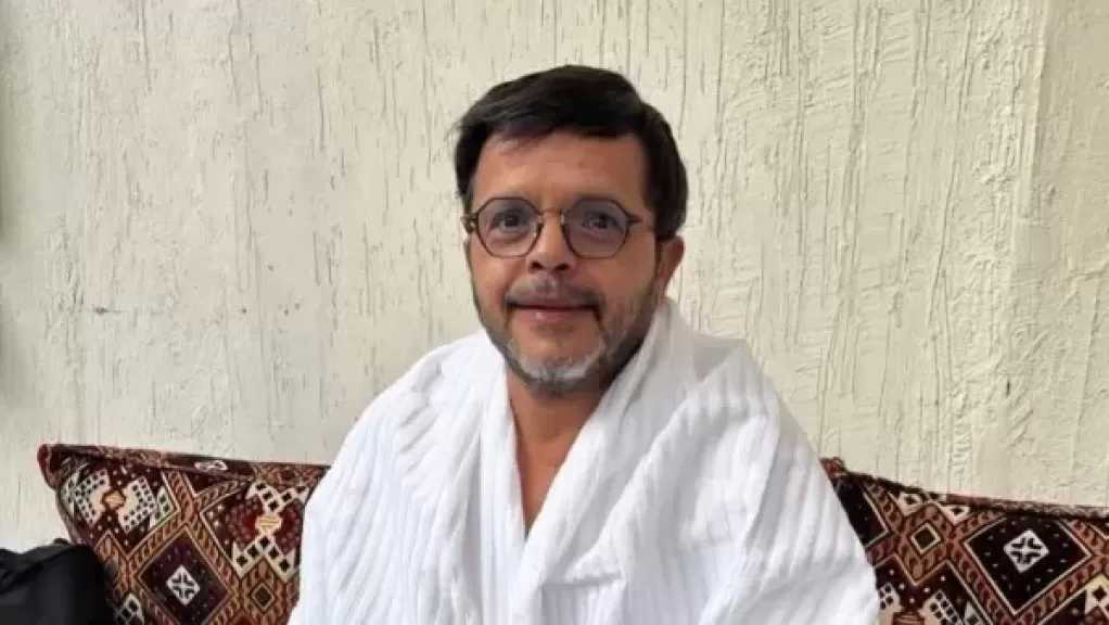 لبيك اللهم لبيك.. محمد هنيدي بملابس الإحرام في مكة المكرمة