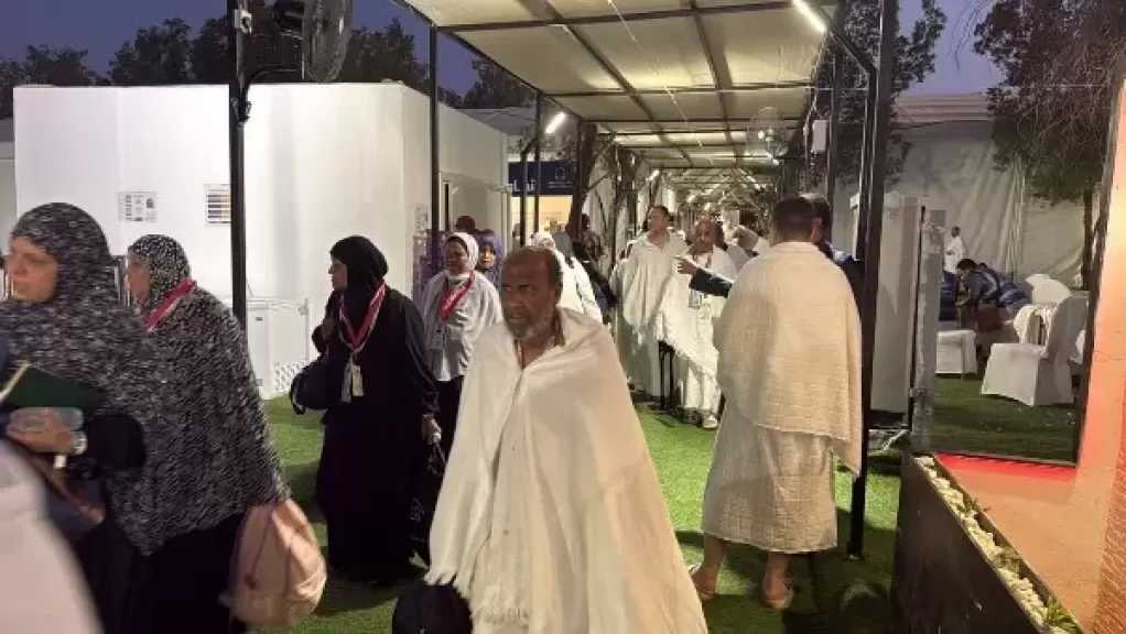 حجاج الجمعيات يؤدون الركن الأعظم على جبل عرفات