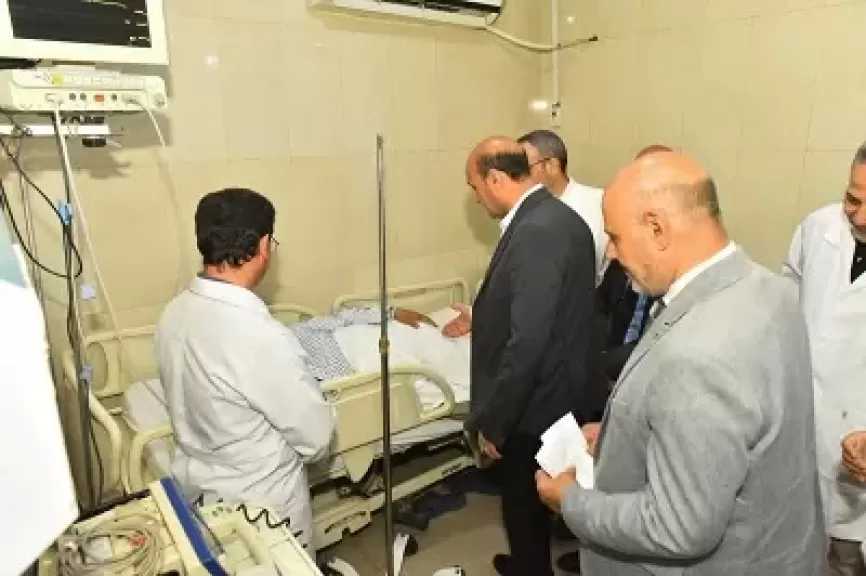 وزع هدايا وعيديات.. محافظ أسيوط يزور المرضى بالمستشفيات ويهنئهم بعيد الأضحى