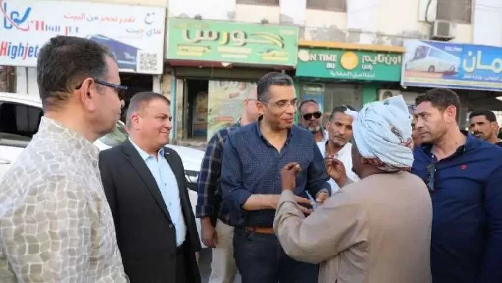 محافظ البحر الأحمر يتابع انتظام مواقف الغردقة ويوجه بالدفع بسيارات إضافية لخدمة المواطنين