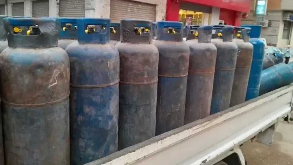 تموين القليوبية تدفع بسيارتين لمواجهة الزحام على أسطوانات الغاز بقليوب
