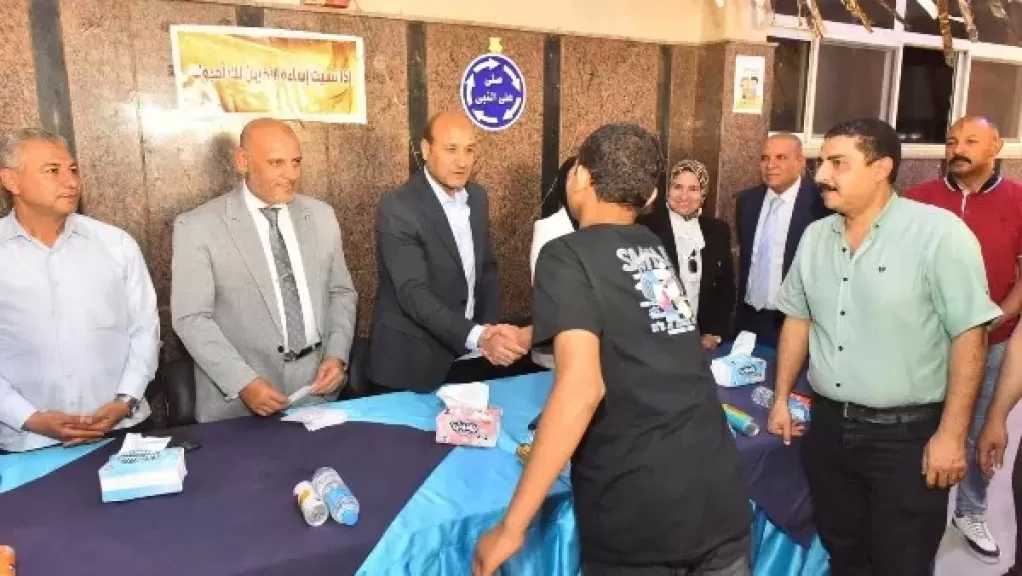 محافظ أسيوط يشارك الأيتام فرحة العيد.. هدايا وعيديات وتكريم للعاملين بدور الرعاية